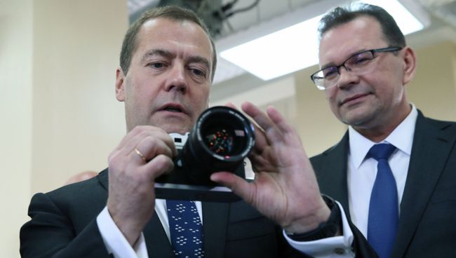 Председатель правительства РФ Дмитрий Медведев знакомится с новой фотокамерой Zenit M во время посещения Красногорского завода имени С.А. Зверева. 5 октября 2018 Председатель правительства РФ Дмитрий Медведев знакомится с новой фотокамерой Zenit M во время посещения Красногорского завода имени С.А. Зверева. 5 октября 2018