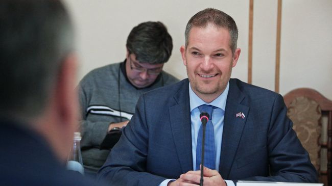 Глава норвежской делегации Хендрик Вебер на встрече с председателем Госсовета Республики Крым Владимиром Константиновым в Симферополе. 5 октября 2018 Глава норвежской делегации Хендрик Вебер на встрече с председателем Госсовета Республики Крым Владимиром Константиновым в Симферополе. 5 октября 2018