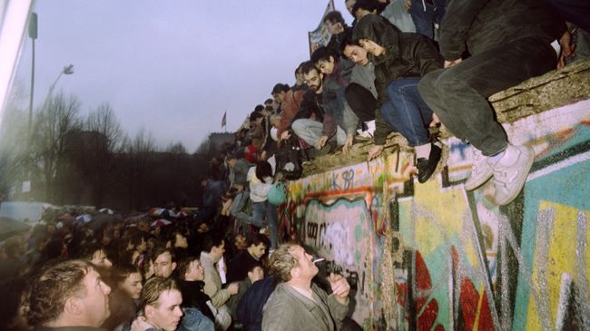 Жители Западной Германии приветствуют жителей Восточной Германии. 1989 год Жители Западной Германии приветствуют жителей Восточной Германии. 1989 год
