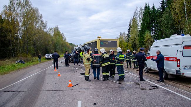 На месте ДТП с участием рейсового автобуса и маршрутного микроавтобуса в Тверской области На месте ДТП с участием рейсового автобуса и маршрутного микроавтобуса в Тверской области