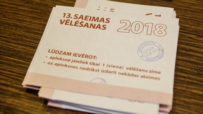 Бюллетени для голосования на парламентских выборах в 13-й Сейм Латвии на избирательном участке 678 в Огре. 6 октября 2018 Бюллетени для голосования на парламентских выборах в 13-й Сейм Латвии на избирательном участке 678 в Огре. 6 октября 2018
