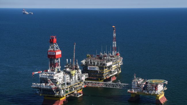 Добыча нефти северной части акватории Каспийского моря. Архивное фото Добыча нефти северной части акватории Каспийского моря. Архивное фото