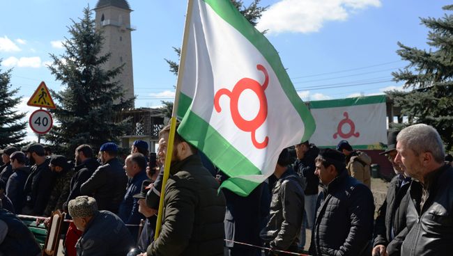 Участники митинга, несогласные с соглашением об определении границы между Республикой Ингушетия и Чеченской Республикой, в Магасе. 6 октября 2018 Участники митинга, несогласные с соглашением об определении границы между Республикой Ингушетия и Чеченской Республикой, в Магасе. 6 октября 2018