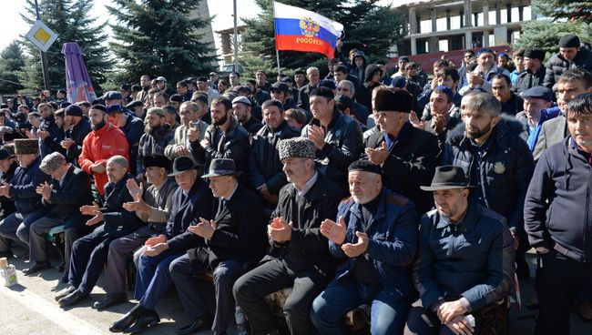 Участники митинга, несогласные с соглашением об определении границы между Республикой Ингушетия и Чеченской Республикой, в Магасе. 6 октября 2018