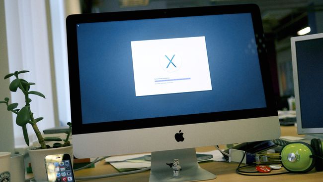 Установка операционной системы Mac OS. Архивное фото