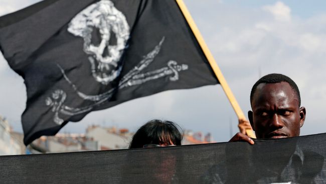 Участник акции в поддержку возобновления спасательных операций мигрантов судном Aquarius в Марселе, Франция. 6 октября 2018