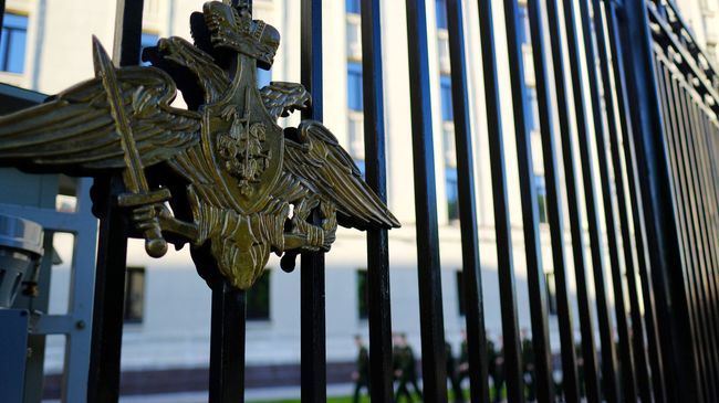 Герб на ограде здания Министерства обороны Герб на ограде здания Министерства обороны