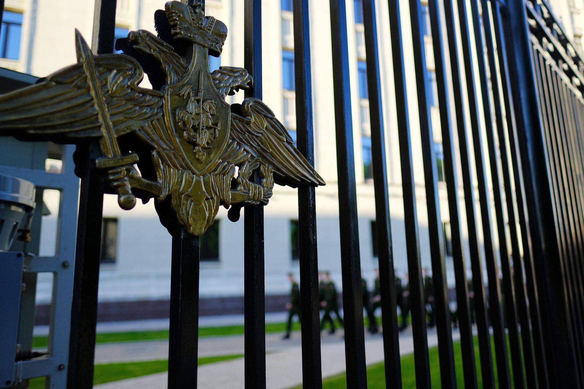 Герб на ограде здания Министерства обороны РФ Герб на ограде здания Министерства обороны РФ - РИА Новости, 1920, 23.01.2025