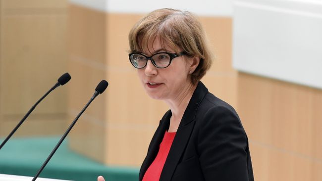 Первый заместитель председателя Центрального банка РФ Ксения Юдаева выступает на парламентских слушаниях в Совете Федерации РФ. 8 октября 2018 Первый заместитель председателя Центрального банка РФ Ксения Юдаева выступает на парламентских слушаниях в Совете Федерации РФ. 8 октября 2018