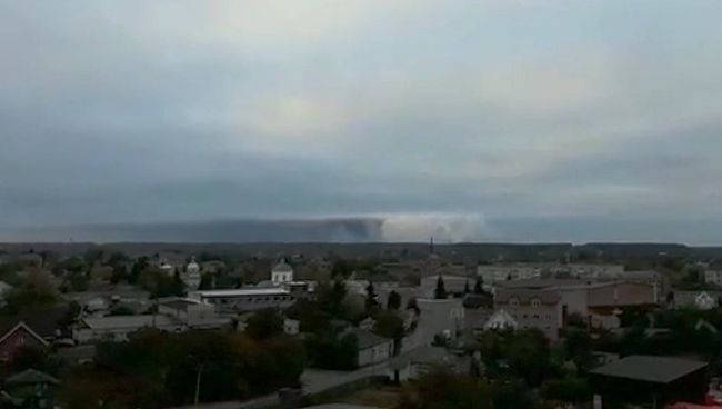 Дым от взрывов на складе с боеприпасами в районе населенного пункта Ичня Черниговской области, Украина. 9 октября 2018 (скриншот видео) Дым от взрывов на складе с боеприпасами в районе населенного пункта Ичня Черниговской области, Украина. 9 октября 2018 (скриншот видео)