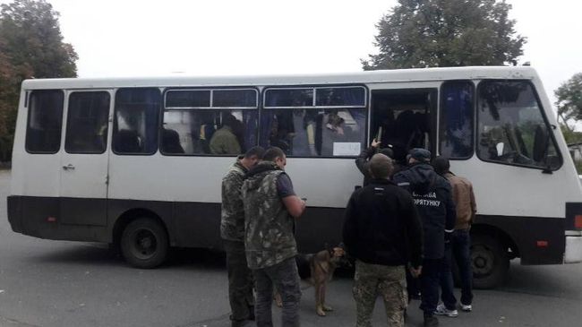 Эвакуация людей после взрыва на военном складе в Черниговской области Украины. 9 октября 2018