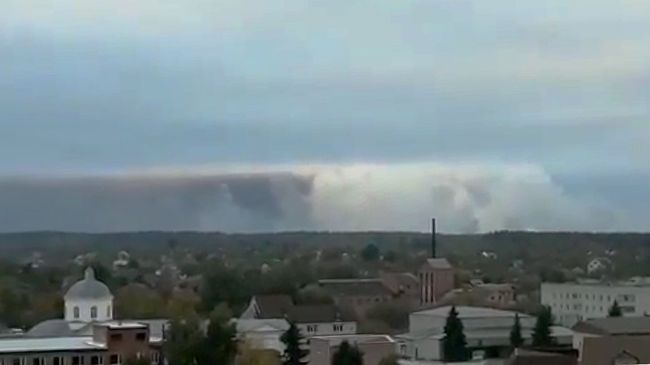 Дым от взрывов на складе с боеприпасами в районе населенного пункта Ичня Черниговской области, Украина. 9 октября 2018 (скриншот видео) Дым от взрывов на складе с боеприпасами в районе населенного пункта Ичня Черниговской области, Украина. 9 октября 2018 (скриншот видео)