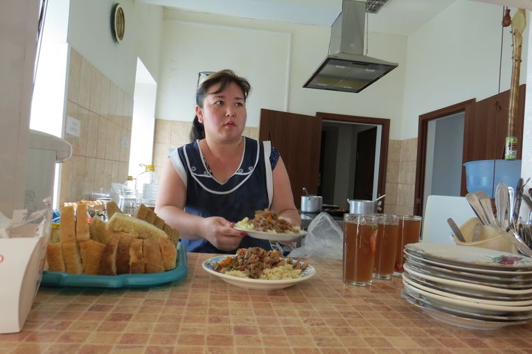 Сегодня в столовой гуляш из верблюда Сегодня в столовой гуляш из верблюда