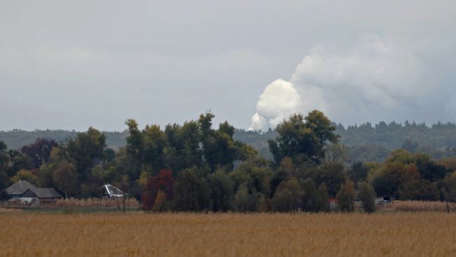 Дым от взрывов на складе с боеприпасами в районе населенного пункта Ичня Черниговской области, Украина. 9 октября 2018 Дым от взрывов на складе с боеприпасами в районе населенного пункта Ичня Черниговской области, Украина. 9 октября 2018