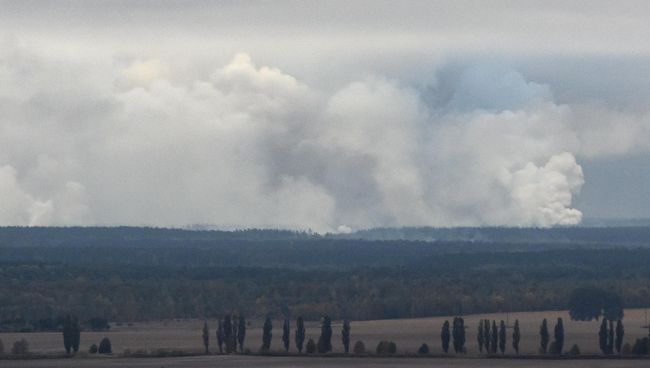 Дым от взрывов на складе с боеприпасами в районе населенного пункта Ичня Черниговской области, Украина. 9 октября 2018 Дым от взрывов на складе с боеприпасами в районе населенного пункта Ичня Черниговской области, Украина. 9 октября 2018