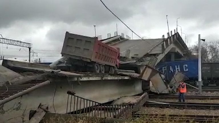 Кадры с места обрушения моста в Приамурье. Видео МЧС
