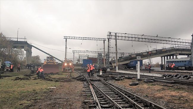 Аварийно-восстановительные работы на месте обрушенного моста в городе Свободном Амурской области
