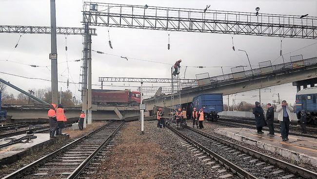Аварийно-восстановительные работы на месте обрушенного моста в городе Свободном Амурской области. Архивное фото