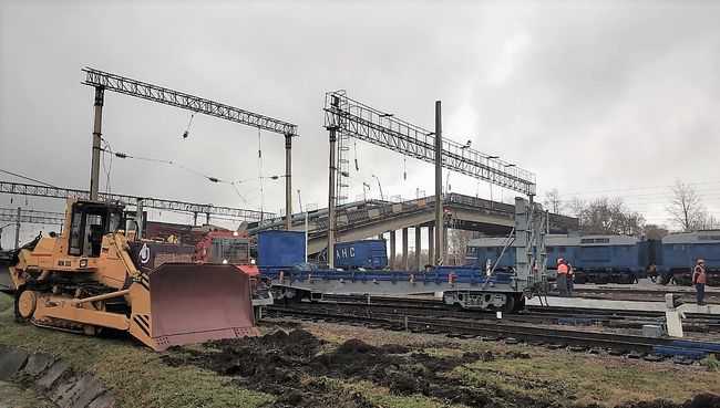 Аварийно-восстановительные работы на месте обрушенного моста в городе Свободном Амурской области