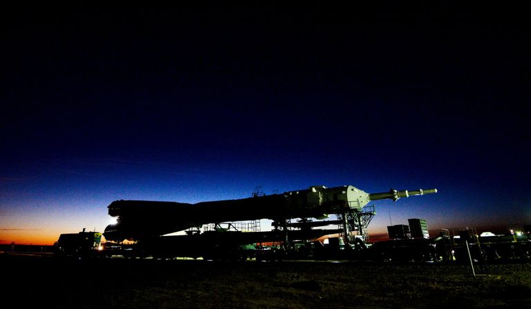 Вывоз ракеты-носителя Союз-ФГ с пилотируемым кораблем Союз МС-10 на стартовый стол первой Гагаринской стартовой площадки космодрома Байконур Вывоз ракеты-носителя Союз-ФГ с пилотируемым кораблем Союз МС-10 на стартовый стол первой Гагаринской стартовой площадки космодрома Байконур
