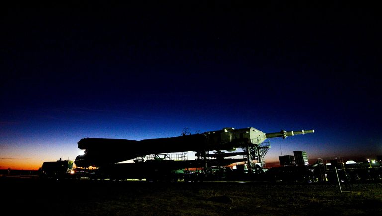 Вывоз ракеты-носителя Союз-ФГ с пилотируемым кораблем Союз МС-10 на стартовый стол первой Гагаринской стартовой площадки космодрома Байконур Вывоз ракеты-носителя Союз-ФГ с пилотируемым кораблем Союз МС-10 на стартовый стол первой Гагаринской стартовой площадки космодрома Байконур