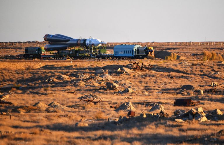 Вывоз ракеты-носителя Союз-ФГ с пилотируемым кораблем Союз МС-10 на стартовый стол первой Гагаринской стартовой площадки космодрома Байконур Вывоз ракеты-носителя Союз-ФГ с пилотируемым кораблем Союз МС-10 на стартовый стол первой Гагаринской стартовой площадки космодрома Байконур