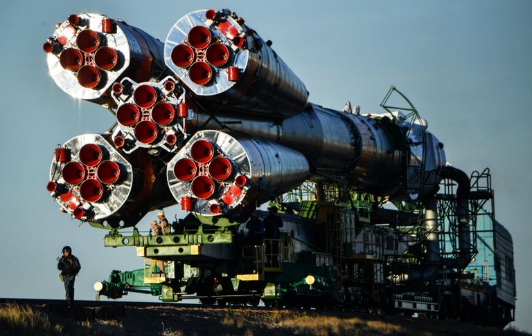 Вывоз ракеты-носителя Союз-ФГ с пилотируемым кораблем Союз МС-10 на стартовый стол первой Гагаринской стартовой площадки космодрома Байконур Вывоз ракеты-носителя Союз-ФГ с пилотируемым кораблем Союз МС-10 на стартовый стол первой Гагаринской стартовой площадки космодрома Байконур
