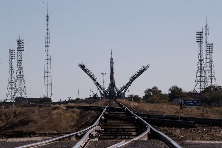 Установка ракеты-носителя Союз-ФГ с пилотируемым кораблем Союз МС-10 на стартовый стол первой Гагаринской стартовой площадки космодрома Байконур Установка ракеты-носителя Союз-ФГ с пилотируемым кораблем Союз МС-10 на стартовый стол первой Гагаринской стартовой площадки космодрома Байконур