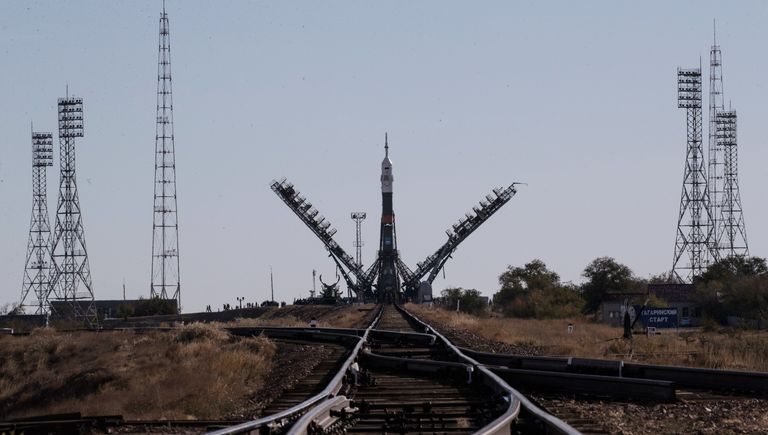 Установка ракеты-носителя Союз-ФГ с пилотируемым кораблем Союз МС-10 на стартовый стол первой Гагаринской стартовой площадки космодрома Байконур Установка ракеты-носителя Союз-ФГ с пилотируемым кораблем Союз МС-10 на стартовый стол первой Гагаринской стартовой площадки космодрома Байконур