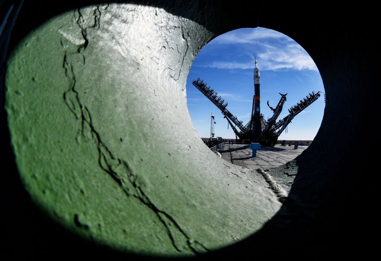 Установка ракеты-носителя Союз-ФГ с пилотируемым кораблем Союз МС-10 на стартовый стол первой Гагаринской стартовой площадки космодрома Байконур Установка ракеты-носителя Союз-ФГ с пилотируемым кораблем Союз МС-10 на стартовый стол первой Гагаринской стартовой площадки космодрома Байконур