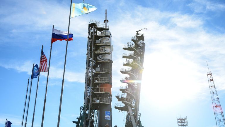 Установка ракеты-носителя Союз-ФГ с пилотируемым кораблем Союз МС-10 на стартовый стол первой Гагаринской стартовой площадки космодрома Байконур Установка ракеты-носителя Союз-ФГ с пилотируемым кораблем Союз МС-10 на стартовый стол первой Гагаринской стартовой площадки космодрома Байконур