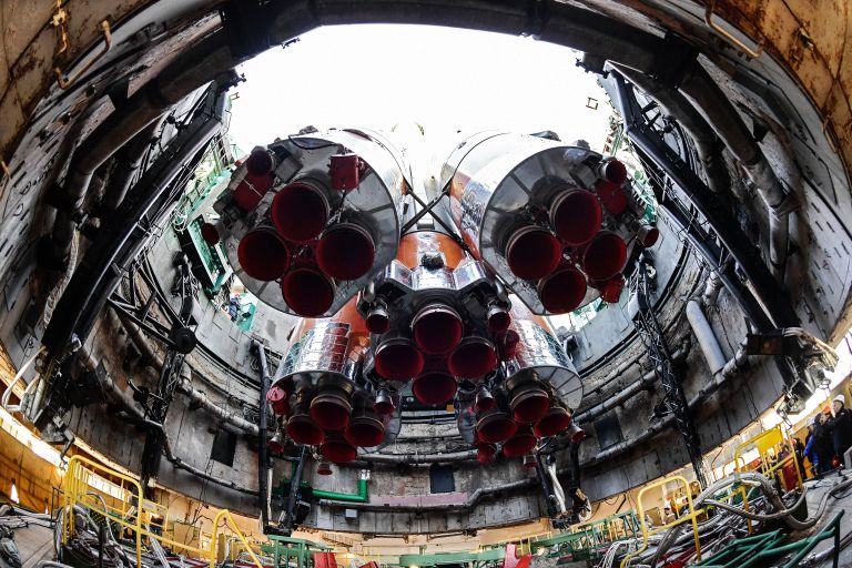 Установка ракеты-носителя Союз-ФГ с пилотируемым кораблем Союз МС-10 на стартовый стол первой Гагаринской стартовой площадки космодрома Байконур Установка ракеты-носителя Союз-ФГ с пилотируемым кораблем Союз МС-10 на стартовый стол первой Гагаринской стартовой площадки космодрома Байконур