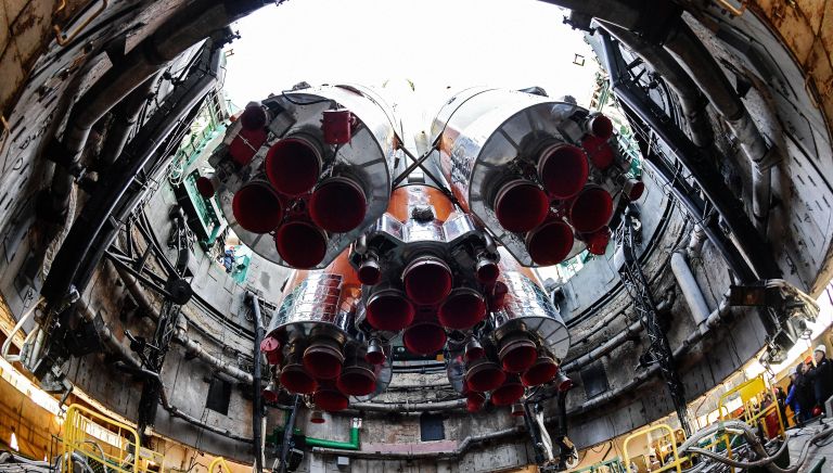 Установка ракеты-носителя Союз-ФГ с пилотируемым кораблем Союз МС-10 на стартовый стол первой Гагаринской стартовой площадки космодрома Байконур Установка ракеты-носителя Союз-ФГ с пилотируемым кораблем Союз МС-10 на стартовый стол первой Гагаринской стартовой площадки космодрома Байконур