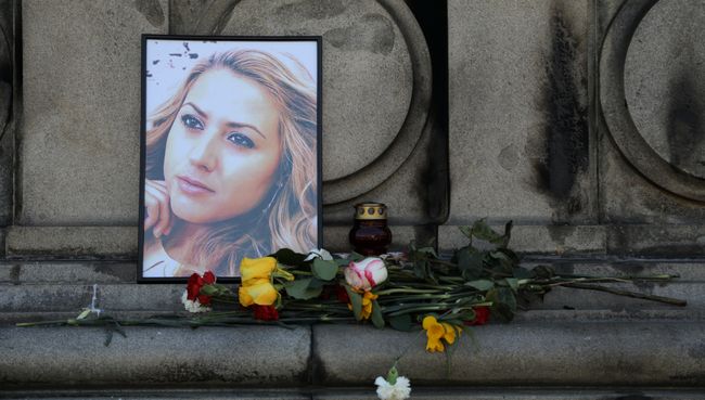 Портет журналистки Виктории Мариновой на импровизированном мемориале в городе Русе, Болгария. Архивное фото Портет журналистки Виктории Мариновой на импровизированном мемориале в городе Русе, Болгария. Архивное фото
