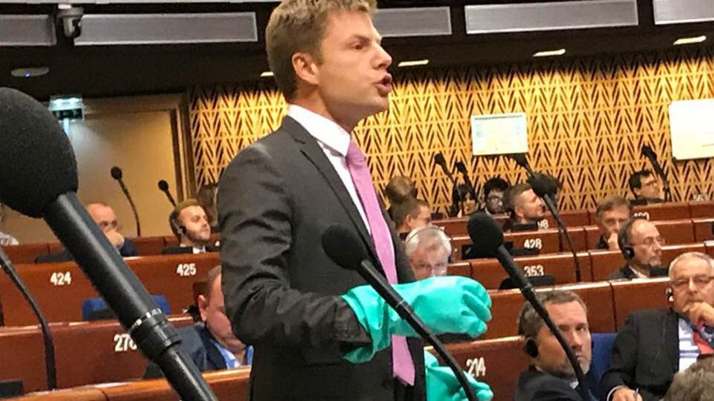 Выступление народного депутата Украины Алексея Гончаренко в резиновых перчатках на заседании ПАСЕ. Архивное фото - РИА Новости, 1920, 10.10.2018