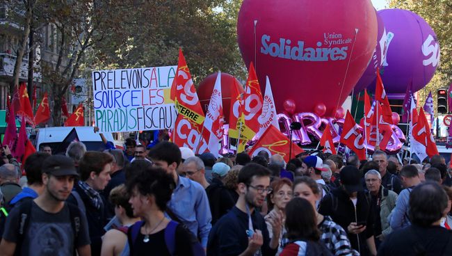 Участники акции протеста против государственной социальной политики в Париже, Франция. 9 октября 2018 Участники акции протеста против государственной социальной политики в Париже, Франция. 9 октября 2018