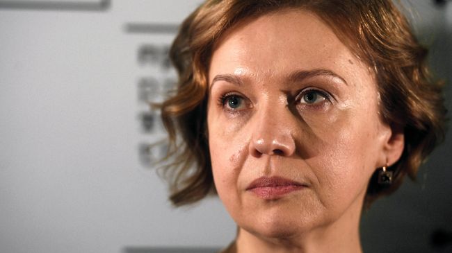 Вдова театрального режиссера и актера Дмитрия Брусникина Марина Брусникина во время своего представления коллективу в качестве нового художественного руководителя театра Практика в Москве. Вдова театрального режиссера и актера Дмитрия Брусникина Марина Брусникина во время своего представления коллективу в качестве нового художественного руководителя театра Практика в Москве.