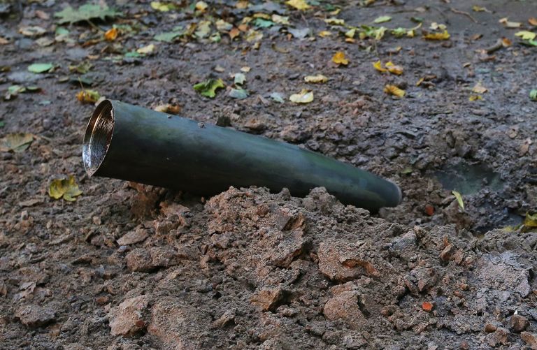 Оболочка снаряда в лесу после взрыва на военном складе под Черниговом. 9 октября 2018