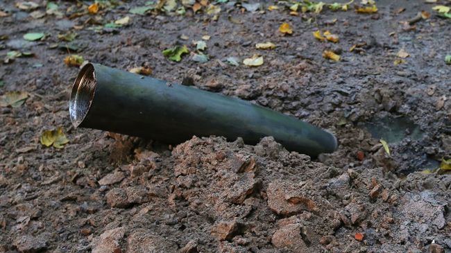 Оболочка снаряда в лесу после взрыва на военном складе под Черниговом. 9 октября 2018 Оболочка снаряда в лесу после взрыва на военном складе под Черниговом. 9 октября 2018