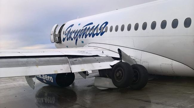 Самолет Sukhoi Superjet 100 авиакомпании Якутия в аэропорту Якутска, где он при посадке выкатился за пределы взлетно-посадочной полосы. 10 октября 2018 Самолет Sukhoi Superjet 100 авиакомпании Якутия в аэропорту Якутска, где он при посадке выкатился за пределы взлетно-посадочной полосы. 10 октября 2018