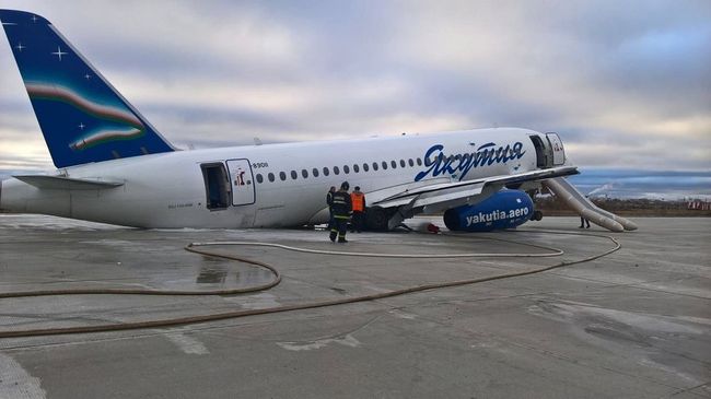 Самолет Sukhoi Superjet 100 авиакомпании Якутия в аэропорту Якутска. 10 октября 2018 Самолет Sukhoi Superjet 100 авиакомпании Якутия в аэропорту Якутска. 10 октября 2018