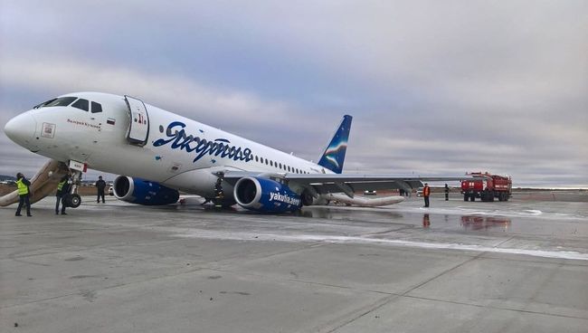 Самолет Sukhoi Superjet 100 авиакомпании Якутия в аэропорту Якутска, который при посадке выкатился за пределы взлетно-посадочной полосы. 10 октября 2018