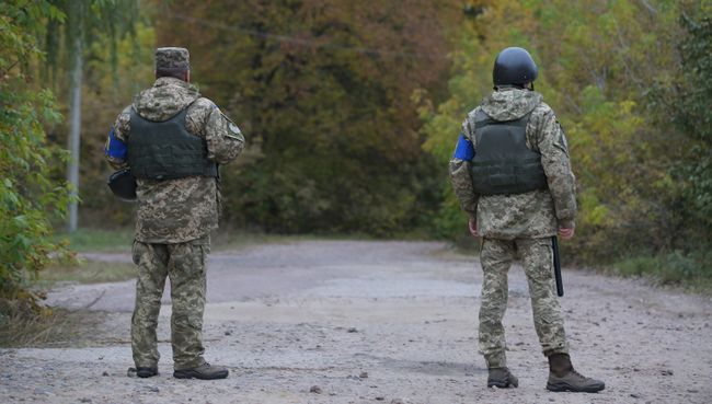 Оцепление района, где произошел взрыв на складе боеприпасов в Черниговской области Оцепление района, где произошел взрыв на складе боеприпасов в Черниговской области