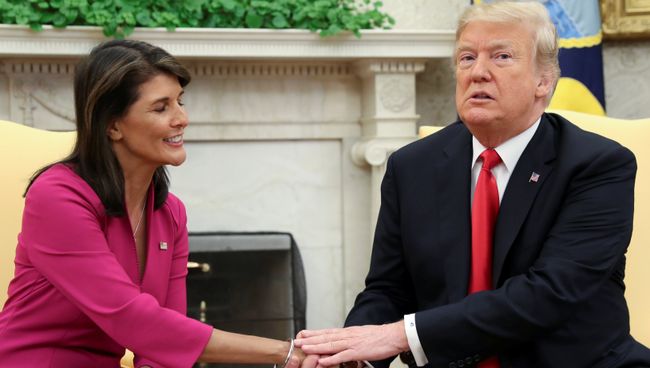 Постпред США при ООН Никки Хейли и президент США Дональд Трамп во время встречи в Вашингтоне. 9 октября 2018 Постпред США при ООН Никки Хейли и президент США Дональд Трамп во время встречи в Вашингтоне. 9 октября 2018