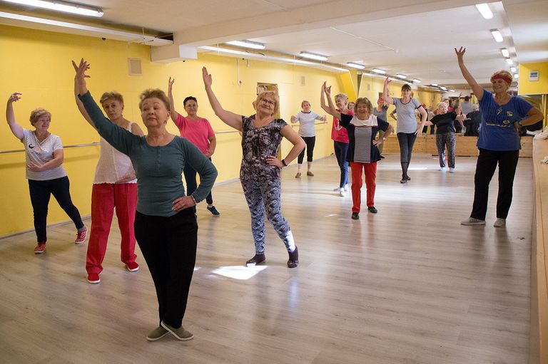 ZUMBA GOLD – это энергичная физическая нагрузка со сниженной интенсивностью, разработанная для старшего поколения ZUMBA GOLD – это энергичная физическая нагрузка со сниженной интенсивностью, разработанная для старшего поколения