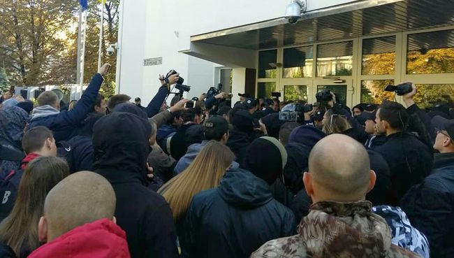 Акция националистической организации С14 (экстремистская организация, запрещенная в России) у здания министерства внутренних дел Украины в Киеве Акция националистической организации С14 (экстремистская организация, запрещенная в России) у здания министерства внутренних дел Украины в Киеве