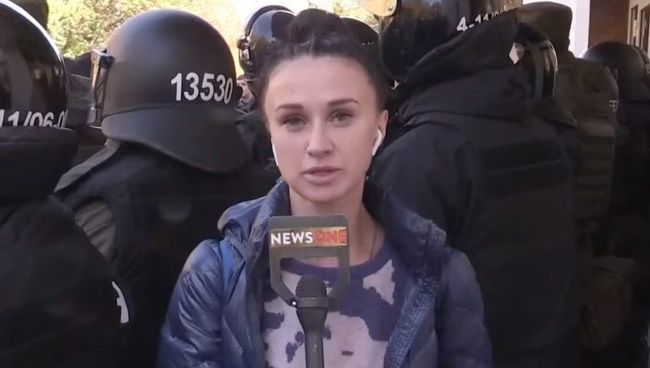 Корреспондент телеканала NEWSONE Анастасия Пшеничная во время акции протеста у здания МВД Украины Корреспондент телеканала NEWSONE Анастасия Пшеничная во время акции протеста у здания МВД Украины