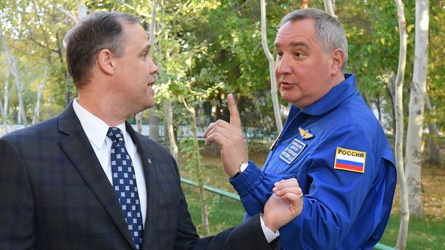 Генеральный директор ГК Роскосмос Дмитрий Рогозин и глава NASA Джим Брайденстайн Генеральный директор ГК Роскосмос Дмитрий Рогозин и глава NASA Джим Брайденстайн