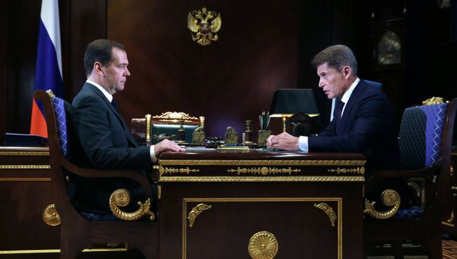 Председатель правительства РФ Дмитрий Медведев и временно исполняющий обязанности губернатора Приморского края Олег Кожемяко во время встречи. 10 октября 2018
