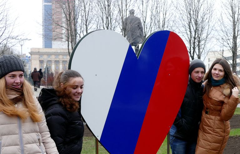 Жители Донецка на митинге-концерте в честь годовщины воссоединения Крыма с Россией